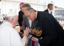 Papież Franciszek pobłogosławił nowe korony dla piety skrzatuskiej