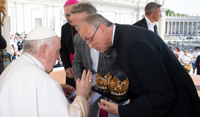 Papież Franciszek pobłogosławił nowe korony dla piety skrzatuskiej