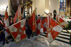 Przy udziale oficjalnych delegacji i obecności pocztów sztandarowych Mszy św. w kościele garnizonowym przewodniczył bp Marek Solarczyk.