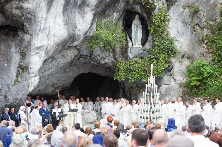 Msza św. w Grocie Massabielskiej w Lourdes 