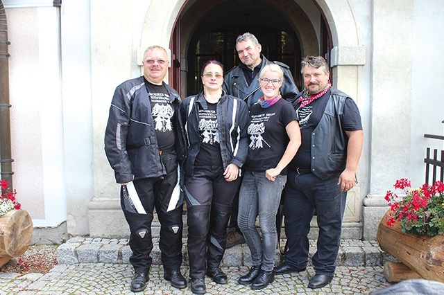 ▲	Uczestnicy, którzy wcześniej spotkali się na rozpoczęciu sezonu w Wambierzycach.