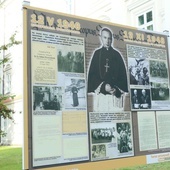 Wystawę poświęconą bp. Stefanowi Wyszyńskiemu można oglądać obok Wieży Trynitarskiej.