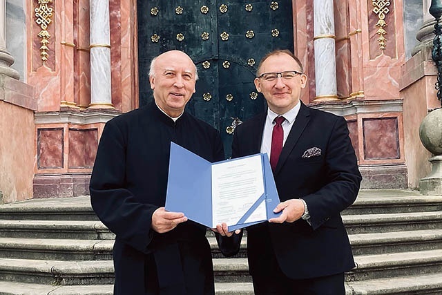 Porozumienie podpisali o. Aleksander Jacyniak SJ oraz Janusz Ciepliński.
