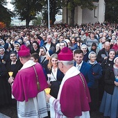 Biskupi przekazywali wiernym płomień świecy.