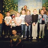 Dzieci z twórcami spektaklu „Baśniowy pokoik”.