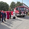 Wóz strażacki poświęcił ks. Paweł Bielecki, proboszcz miejscowej parafii.