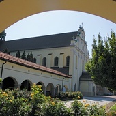 Sanktuarium Krzyża Świętego  jest najstarszym w Polsce ośrodkiem kultu Jezusa Ukrzyżowanego.