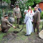 Zasadzenie dębu papieskiego w ogrodzie biskupim