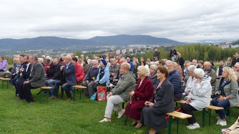 Bielszczanie modlili się z władzami miasta pod Krzyżem Trzeciego Tysiąclecia na wzgórzu Trzy Lipki.