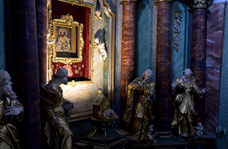 Krople krwi na obliczu Zbawiciela pojawiły się w 1678 roku. Po badaniach otrzymanych łask, w 1763 roku prymas Władysław Łubieński wydał orzeczenie, w którym określił obraz jako łaskami słynący.
