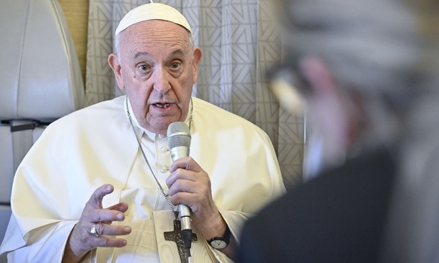 Papież odpowiada na pytanie, czy należy wysyłać broń na Ukrainę