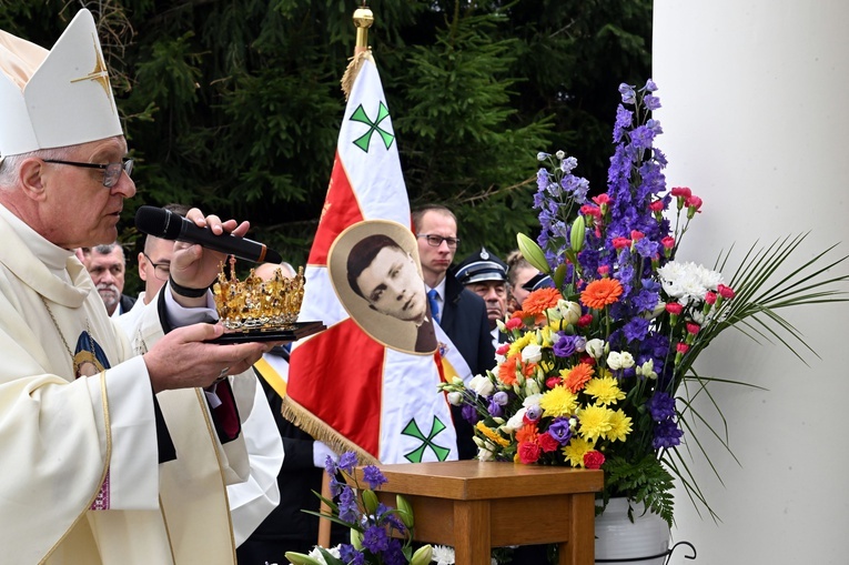 Uroczystości w Skrzatuszu - nałożenie koron