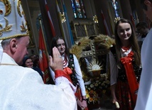 Podczas Mszy św. bp Jeż pobłogosławił żniwne wieńce przyniesione przez pielgrzymów.
