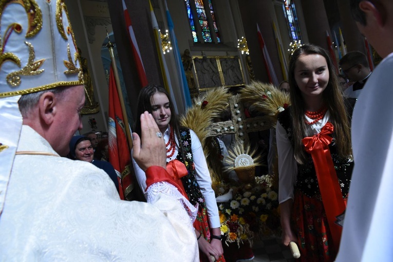 Podczas Mszy św. bp Jeż pobłogosławił żniwne wieńce przyniesione przez pielgrzymów.