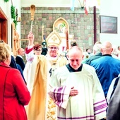 ▼	Podczas liturgii metropolita poświęcił mury świątyni, ołtarz i tabernakulum.