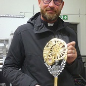 ◄	Ksiądz Andrzej Wołpiuk z relikwiarzem błogosławionego Włocha. Tak wygląda awers...