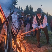 ▲	Watry palono w czasie wypasu owiec. Był to rytuał, który przywoływał pamięć o zmarłych. W Zieleńcu od kilku lat takie ogniska pali się na cześć św. Anny w przededniu jej wspomnienia.  Jest ona patronką kościoła, w którym od lat 50. XX wieku posługują franciszkanie.