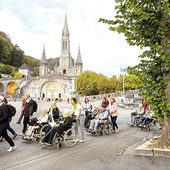 Pielgrzymi przed sanktuarium w Lourdes.