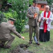 	Od lewej: nadleśniczy Marek Cholewa (z sadzonką),  dyrektor Damian Sieber i ordynariusz opolski.