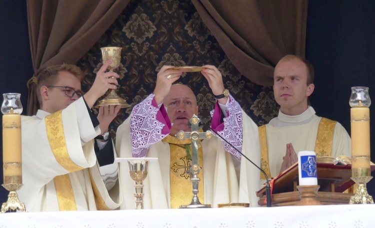 Biskup Piotr Greger przewodniczył Mszy św. podczas pielgrzymki rodzin w Kalwarii Zebrzydowskiej.