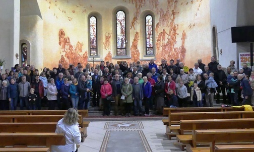 Najwytrwalsi uczestnicy marszu po koncercie zespołu Fausystem w kościele św. Józefa na Zasolu.
