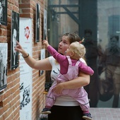Wystawa zdjęć na dziedzińcu przedstawia kobiety walczące w AK.