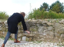Tablicę umieszczono przed murem okalającym cmentarz.