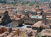 W Bolonii założono pierwszy w Europie uniwersytet. W kolejnych wiekach na wzór bolońskiego powstawały kolejne uczelnie, znane do dziś, jak uniwersytety Sorbona, Oxford  czy Cambridge 