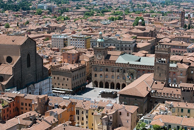 W Bolonii założono pierwszy w Europie uniwersytet. W kolejnych wiekach na wzór bolońskiego powstawały kolejne uczelnie, znane do dziś, jak uniwersytety Sorbona, Oxford  czy Cambridge 