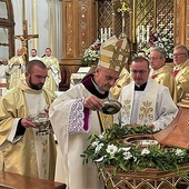Bp Roman Pindel poświęcił w sanktuarium nową chrzcielnicę.
