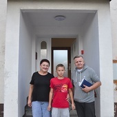 	Pierwsza z rodzin – do nowego domu wprowadził ich Artur Wilpert z opolskiej Caritas.