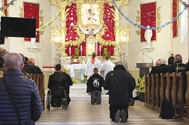 	W spotkaniu wzięło udział ok. 130 osób, m.in. ze wspólnoty Rycerzy Jana Pawła II i Wojowników Maryi.