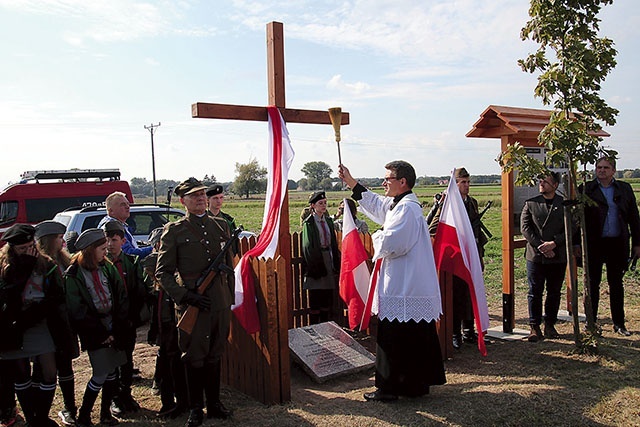 	Ksiądz Adam Brzeziński poświęcił miejsce upamiętniające Szczepana Stryjewskiego i walkę jego grupy bojowej.