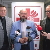 	Od lewej: ks. Karol Piłat, ks. Damian Drabikowski i Andrzej Anasiak. 