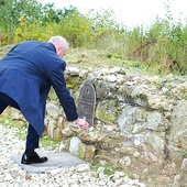 	Uczestnicy uroczystości żydowskim zwyczajem kładli na miejscu kamienie.