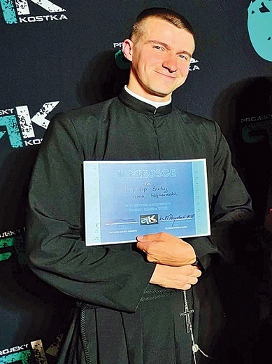 ▲	Z dyplomem za drugie miejsce w Projekcie Kostka, festiwalu hip-hopu chrześcijańskiego. 