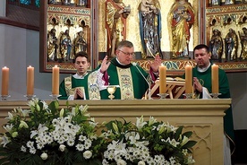 Biskup pomocniczy podczas Mszy św. w koszalińskiej katedrze.
