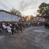 Trzech pianistów – trzy koncerty w nietypowych miejscach.  Film ma ciekawy scenariusz.