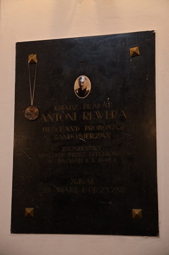 Tablica wewnątrz kościoła św. Józefa upamiętniająca męczeńską śmierć ks. Rewery.