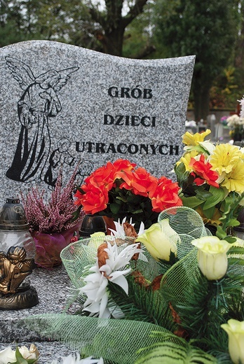 ▲	Na cmentarzu parafii św. Józefa w Katowicach- -Załężu.