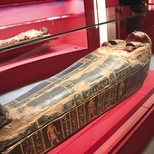 ▲	Pomieszczenie z sarkofagiem i mumią to serce wystawy. 