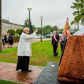 Poświęcenia tablicy dokonał ks. Mariusz Piotrowski.