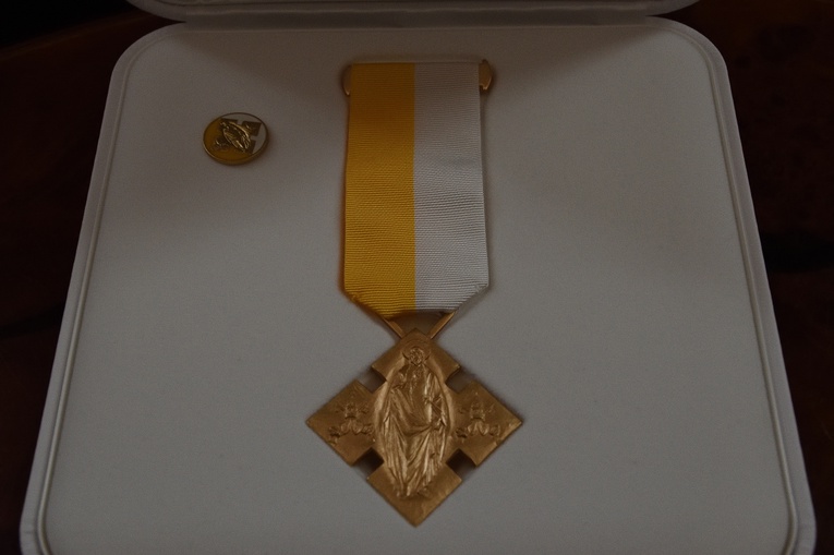 Papieski medal za działalność charytatywną