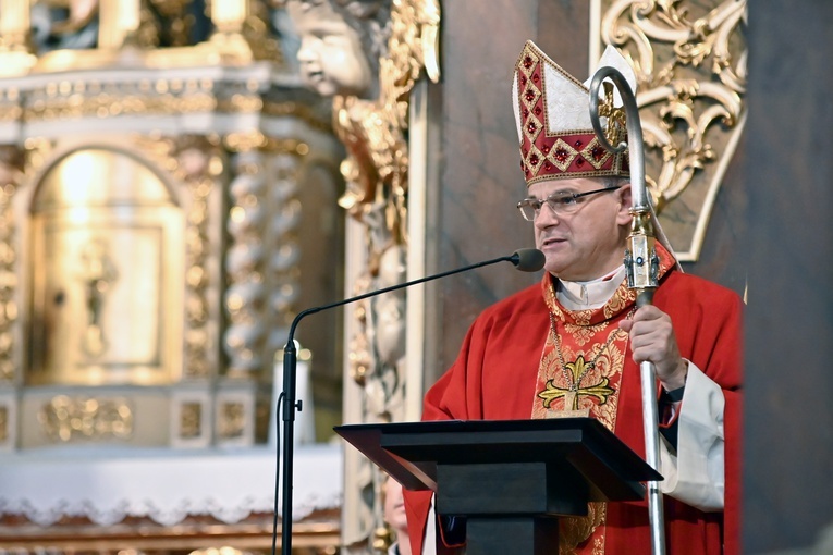 Biskup w czasie uroczystości patronalnych w katedrze.