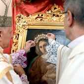 Koronę Matce Bożej wraz z arcybiskupem nałożył ks. Zbigniew Chromy.
