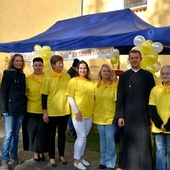 Ks. Marcin Zawada wraz z wolontariuszami na Dniu Papieskim.