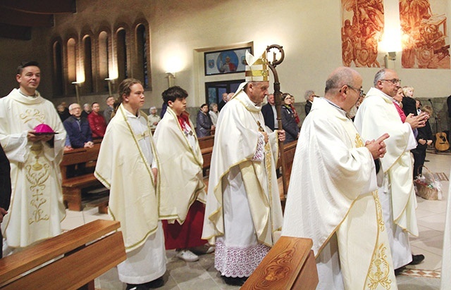 	Bp Roman Pindel przewodniczył jubileuszowej liturgii w Świątyni Pokoju.
