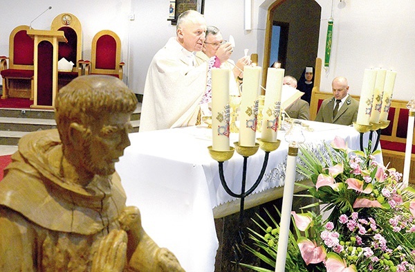 Obecni polecali się wstawiennictwu  św. Franciszka z Asyżu. Jego figurę przynieśli  do sanktuarium.