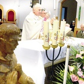 Obecni polecali się wstawiennictwu  św. Franciszka z Asyżu. Jego figurę przynieśli  do sanktuarium.