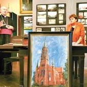 ▲	Otwarcie wystawy. Maria Solarz, ks. Ryszard Sorota  i jeden z wielu obrazów z wizerunkiem bazyliki.